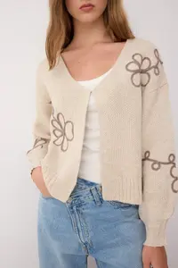 TRENDYOLMİLLA Beige Embroidery Detailed V-neck Knitwear Cardigan - Image 3