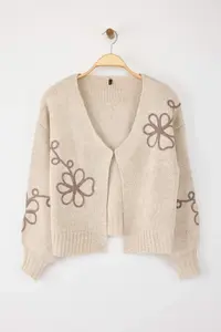 TRENDYOLMİLLA Beige Embroidery Detailed V-neck Knitwear Cardigan - Image 5
