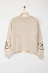 TRENDYOLMİLLA Beige Embroidery Detailed V-neck Knitwear Cardigan - Image 6