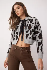 TRENDYOLMİLLA Light Gray Leopard Patterned Crop Soft textured Knitwear Cardigan - Image 2
