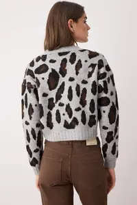 TRENDYOLMİLLA Light Gray Leopard Patterned Crop Soft textured Knitwear Cardigan - Image 4