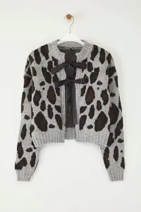 TRENDYOLMİLLA Light Gray Leopard Patterned Crop Soft textured Knitwear Cardigan - Image 5