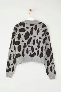 TRENDYOLMİLLA Light Gray Leopard Patterned Crop Soft textured Knitwear Cardigan - Image 7