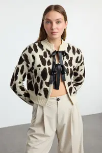 TRENDYOLMİLLA Stone Leopard Patterned Crop Soft textured Knitwear Cardigan