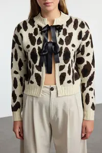 TRENDYOLMİLLA Stone Leopard Patterned Crop Soft textured Knitwear Cardigan - Image 3
