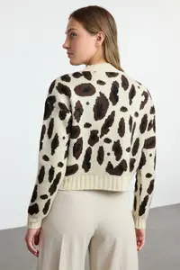 TRENDYOLMİLLA Stone Leopard Patterned Crop Soft textured Knitwear Cardigan - Image 5
