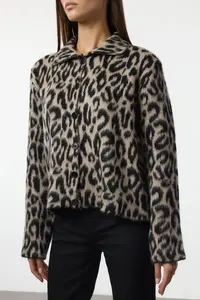 TRENDYOLMİLLA Brown Leopard Patterned Polo Shirt Collar Knitwear Cardigan - Image 4