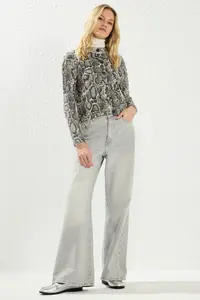 TRENDYOLMİLLA Beige Hayvan Patterned Knitwear Cardigan - Image 2