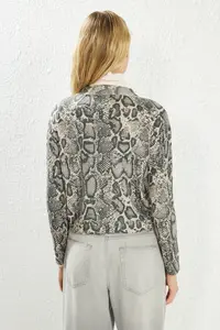 TRENDYOLMİLLA Beige Hayvan Patterned Knitwear Cardigan - Image 5