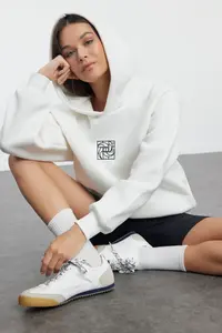 TRENDYOLMİLLA Ecru Oversized/Wide Pattern Embroidered Thick Fleece Inside Knitting Sweatshirt