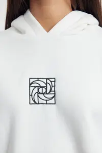 TRENDYOLMİLLA Ecru Oversized/Wide Pattern Embroidered Thick Fleece Inside Knitting Sweatshirt - Image 4