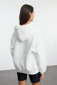 TRENDYOLMİLLA Ecru Oversized/Wide Pattern Embroidered Thick Fleece Inside Knitting Sweatshirt - Image 5