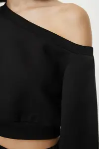 TRENDYOLMİLLA Black Regular Pattern Thick Crop with Fleece Inside Asymmetric Collar Knitting Sweatshirt - Image 2