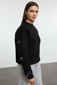 TRENDYOLMİLLA Black Bow Detailed Oversized/Wide Pattern Thick Fleece Inside Knitting Sweatshirt - Image 2
