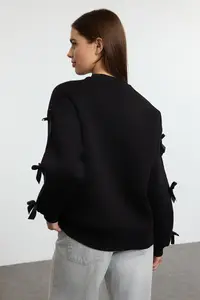 TRENDYOLMİLLA Black Bow Detailed Oversized/Wide Pattern Thick Fleece Inside Knitting Sweatshirt - Image 5