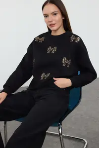 TRENDYOLMİLLA Black Regular/Normal Pattern Inside Fleece Leopard Detailed Ribbon Embroidered Knitting Sweatshirt - Image 2