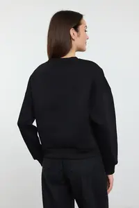 TRENDYOLMİLLA Black Regular/Normal Pattern Inside Fleece Leopard Detailed Ribbon Embroidered Knitting Sweatshirt - Image 5