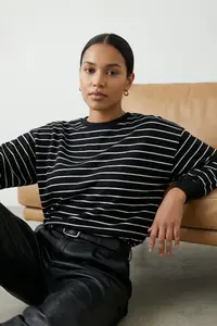 TRENDYOLMİLLA Black 2 Yarn Crew Neck Striped Regular Knitting Sweatshirt - Image 2