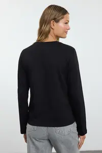 TRENDYOLMİLLA Black-White 2 Sets Paket Crew Neck Regular/Normal Cut Knitting T-Shirt - Image 12