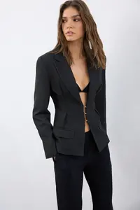TRENDYOLMİLLA Black Accessory Closed Fitted Weaving Blazer Jacket - Image 2