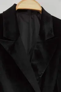 TRENDYOLMİLLA Black Double breasted Regular/Normal Pattern Weaving Velvet Blazer Jacket - Image 7