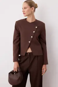 TRENDYOLMİLLA More Sustanaible Brown Asymmetric Kapama Regular/Normal Pattern Weaving Jacket - Image 4