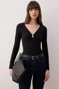 TRENDYOLMİLLA Black Accessory Detailed V-neck Fitted Flexible Knitting Bottom snaps Bodysuit .D.00002