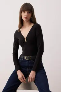 TRENDYOLMİLLA Black Accessory Detailed V-neck Fitted Flexible Knitting Bottom snaps Bodysuit .D.00002 - Image 2