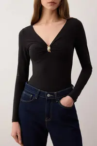 TRENDYOLMİLLA Black Accessory Detailed V-neck Fitted Flexible Knitting Bottom snaps Bodysuit .D.00002 - Image 3