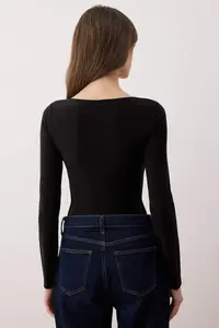 TRENDYOLMİLLA Black Accessory Detailed V-neck Fitted Flexible Knitting Bottom snaps Bodysuit .D.00002 - Image 4