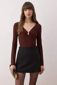 TRENDYOLMİLLA Brown Accessory Detailed V-neck Fitted Flexible Knitting Bottom snaps Bodysuit .D.00002