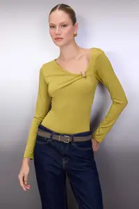 TRENDYOLMİLLA Oil Green Fitted Accessory Detailed snaps Flexible Knitting Bodysuit .D.00004
