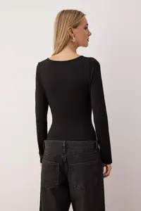 TRENDYOLMİLLA Black Fitted Accessory Detailed snaps Flexible Knitting Bodysuit .D.00005 - Image 4