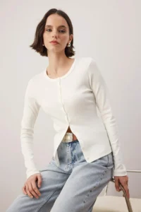 TRENDYOLMİLLA Ecru buttoned Body-fitting Flexible Knitting Blouse - Image 2