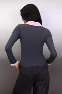 TRENDYOLMİLLA Anthracite Plaid/Checkered Fitted Weaving Detailed Knitting Blouse - Image 4