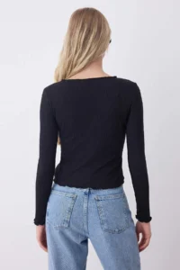 TRENDYOLMİLLA Black Pointel Textured Knitting Blouse - Image 4