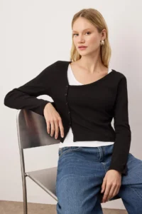 TRENDYOLMİLLA Black Double Look Asymmetric Collar Buttoned Fitted Flexible Knitting Blouse - Image 2