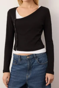 TRENDYOLMİLLA Black Double Look Asymmetric Collar Buttoned Fitted Flexible Knitting Blouse - Image 3