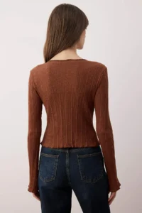TRENDYOLMİLLA Brown Jacquard Fitted Flexible Knitting Blouse with Button Detail - Image 4