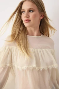 TRENDYOLMİLLA Cream Transparan Siphon Lace Detailed Crew Neck Blouse Weaving Blouse - Image 2