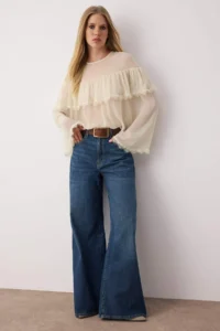 TRENDYOLMİLLA Cream Transparan Siphon Lace Detailed Crew Neck Blouse Weaving Blouse - Image 3