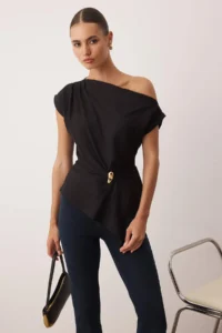 TRENDYOLMİLLA Black Boat Neck Fitted Hair Clip Detailed Weaving Blouse - Image 2