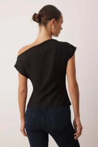 TRENDYOLMİLLA Black Boat Neck Fitted Hair Clip Detailed Weaving Blouse - Image 4
