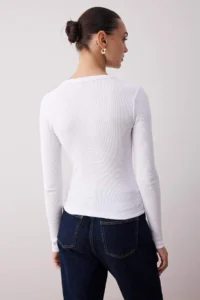 TRENDYOLMİLLA White Crew Neck buttoned Fitted Flexible Fitted Knitting Blouse - Image 4