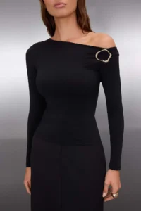TRENDYOLMİLLA Black Fitted Accessory Detailed Asymmetric Collar Flexible Knitting Blouse - Image 3