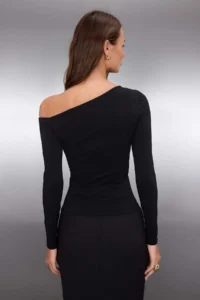 TRENDYOLMİLLA Black Fitted Accessory Detailed Asymmetric Collar Flexible Knitting Blouse - Image 4