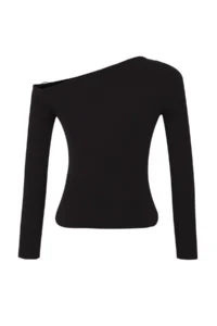TRENDYOLMİLLA Black Fitted Accessory Detailed Asymmetric Collar Flexible Knitting Blouse - Image 6