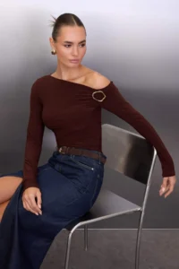 TRENDYOLMİLLA Brown Fitted Accessory Detailed Asymmetric Collar Flexible Knitting Blouse