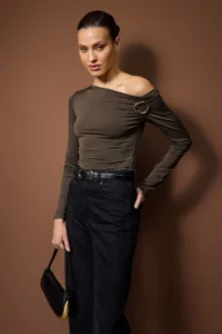 TRENDYOLMİLLA Khaki Fitted Low Shoulder Accessory Detailed Asymmetric Collar Flexible Knitting Blouse - Image 2