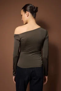 TRENDYOLMİLLA Khaki Fitted Low Shoulder Accessory Detailed Asymmetric Collar Flexible Knitting Blouse - Image 4